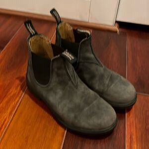 Youth Blundstone’s size 3. Black/grey colour.